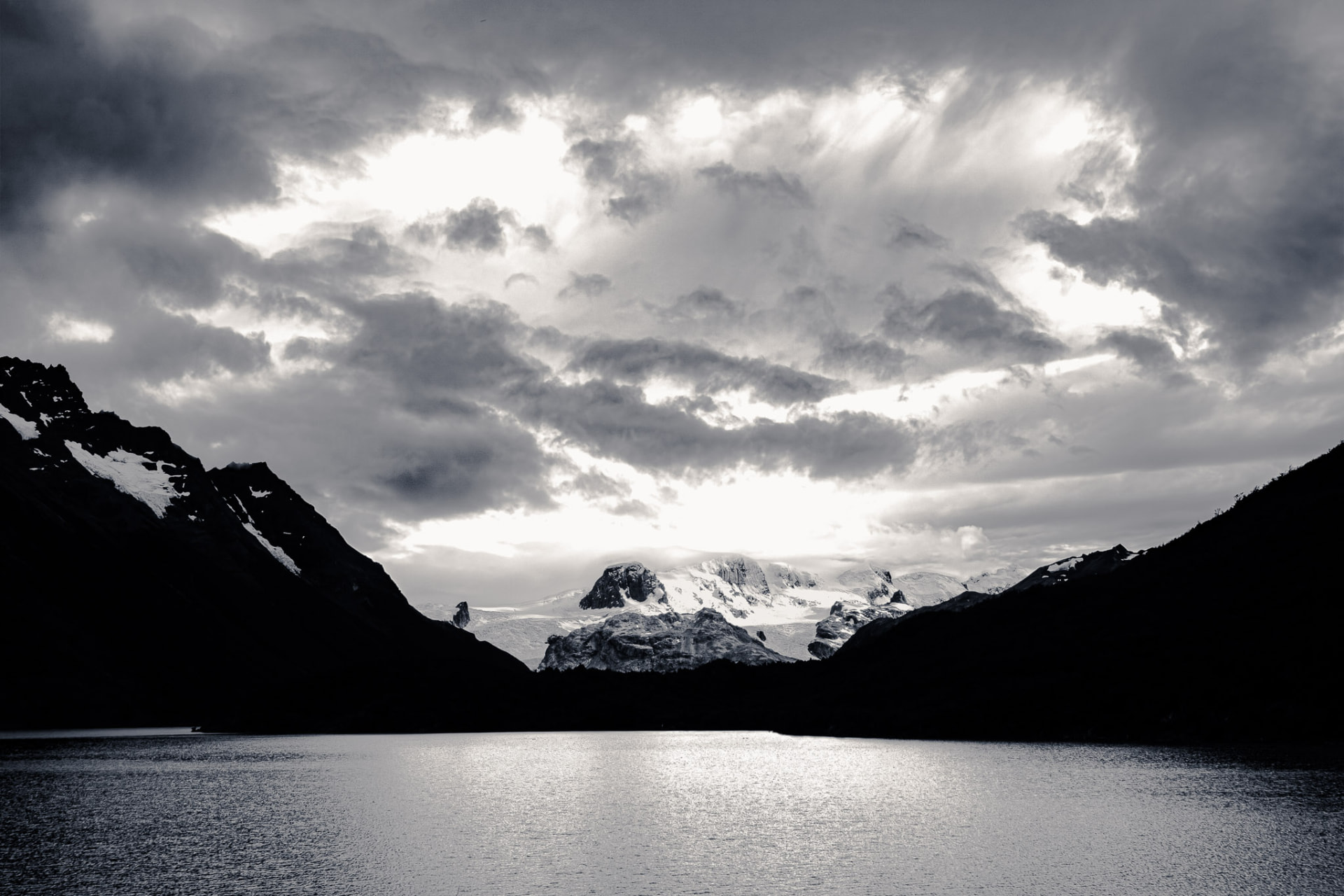 Lago con el Glaciar Dickson al fondo bajo una tarde de nubes cargadas