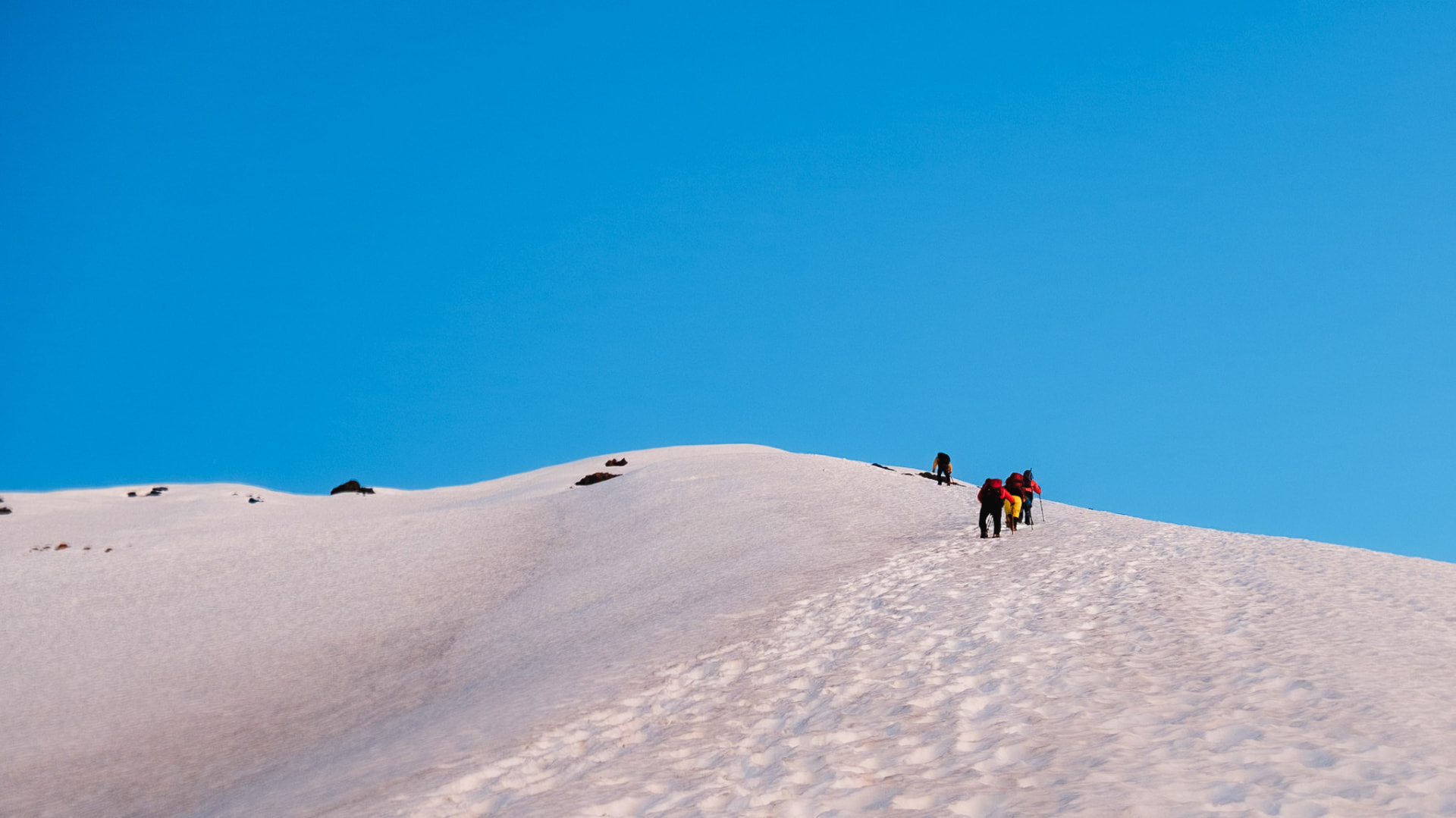 Cordada ascendiendo por la fuerte pendiente del Cerro San Gabriel, en un paisaje nevado