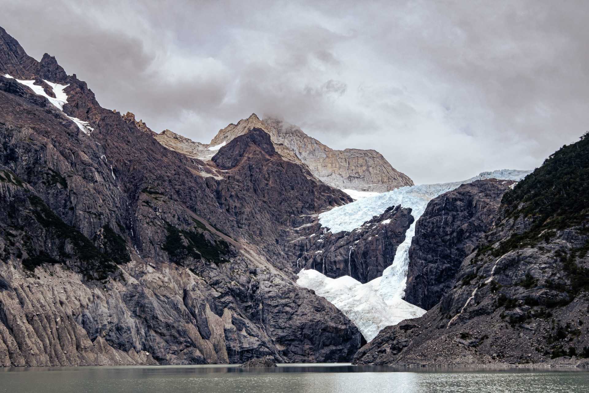 Laguna y glaciar colgante Los Perros rodeados por cerros escarpados