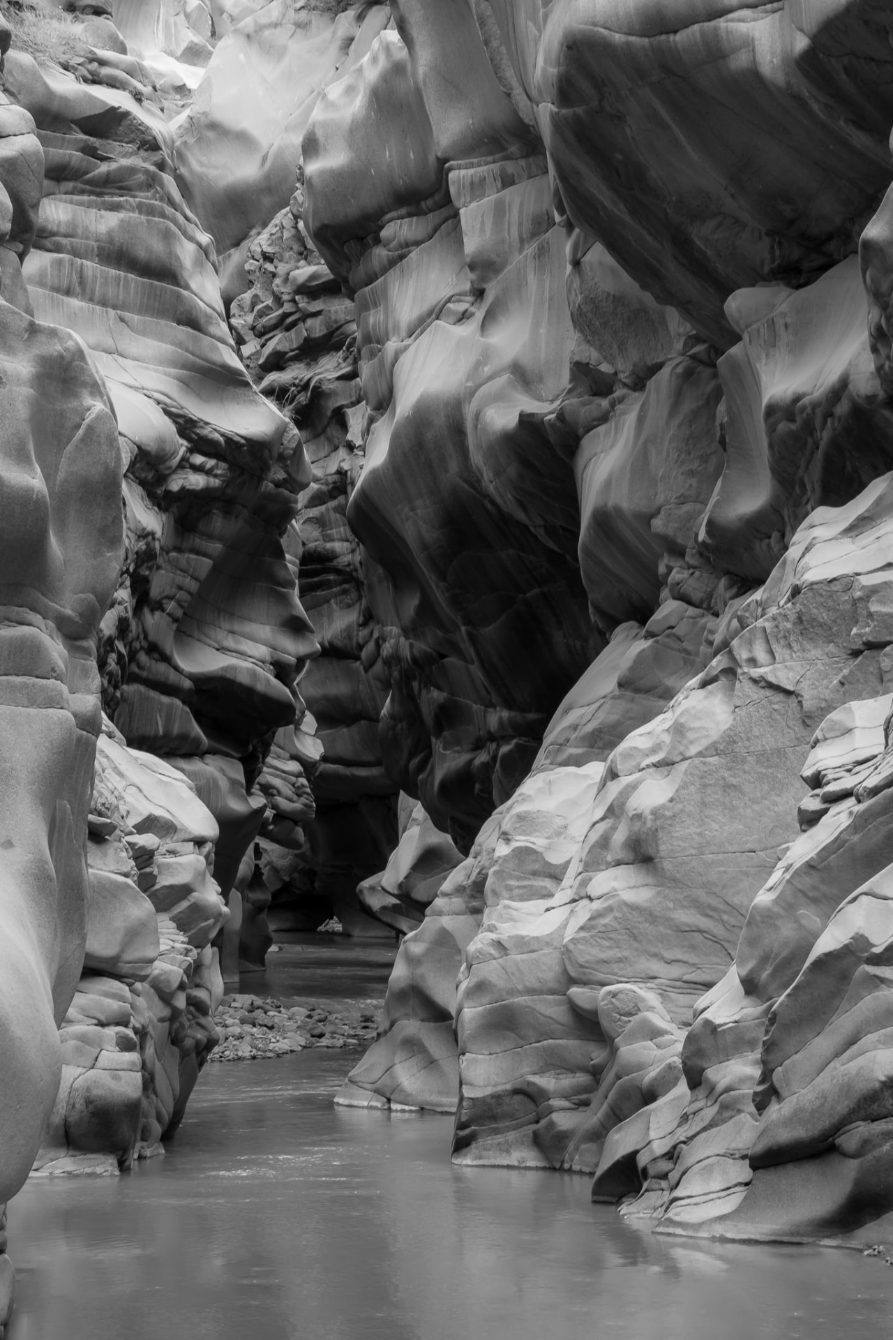Detalle en blanco y negro de una pared de granito pulida por el río