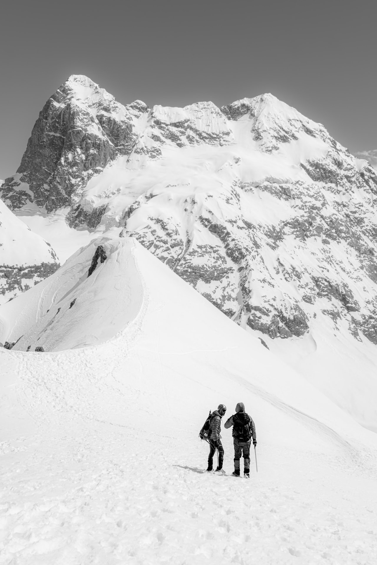 Cordada de dos personas descendiendo desde la cima del Cerro Unión