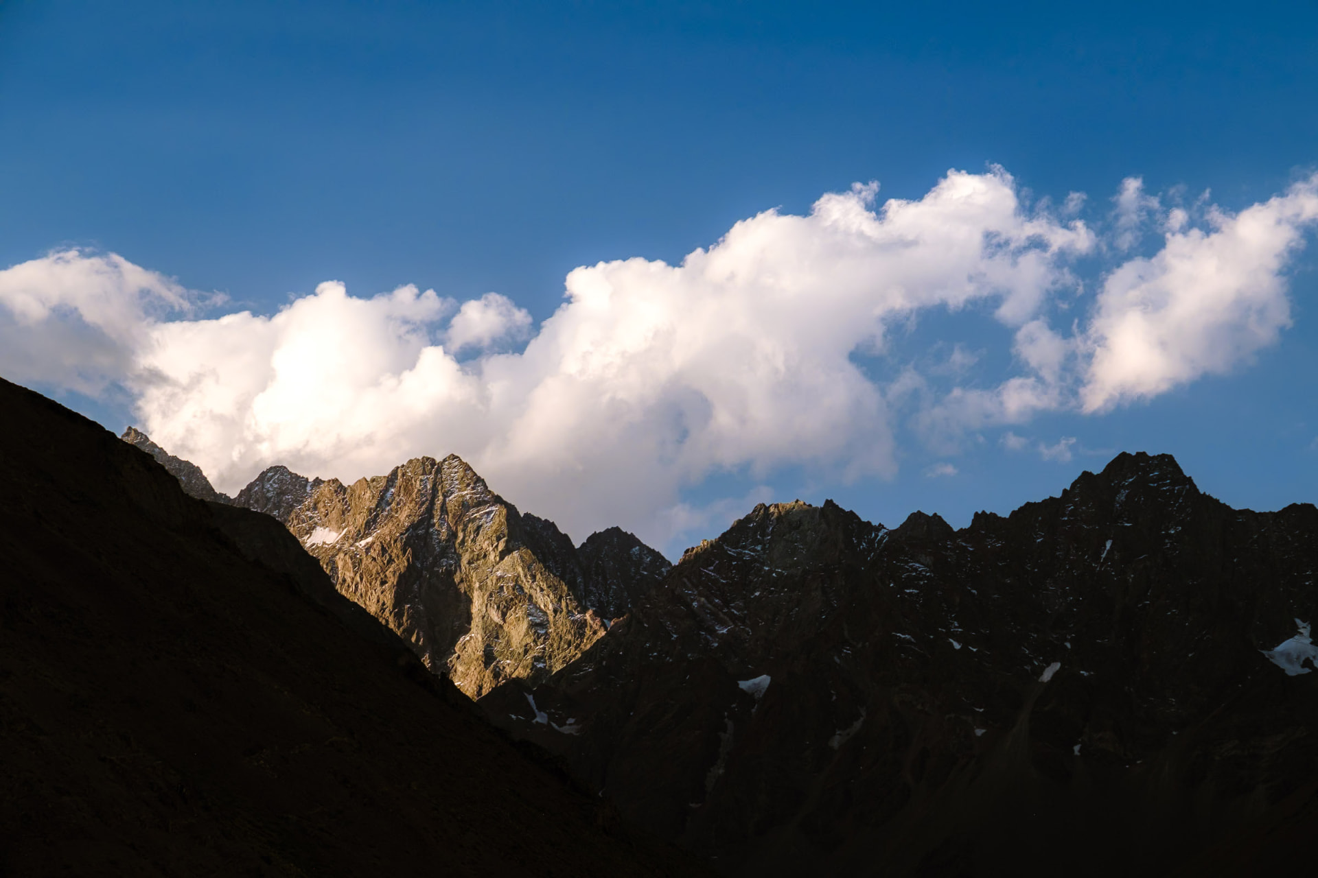 Cerros escarpados entre nubes al atardecer en el Valle del Yeso