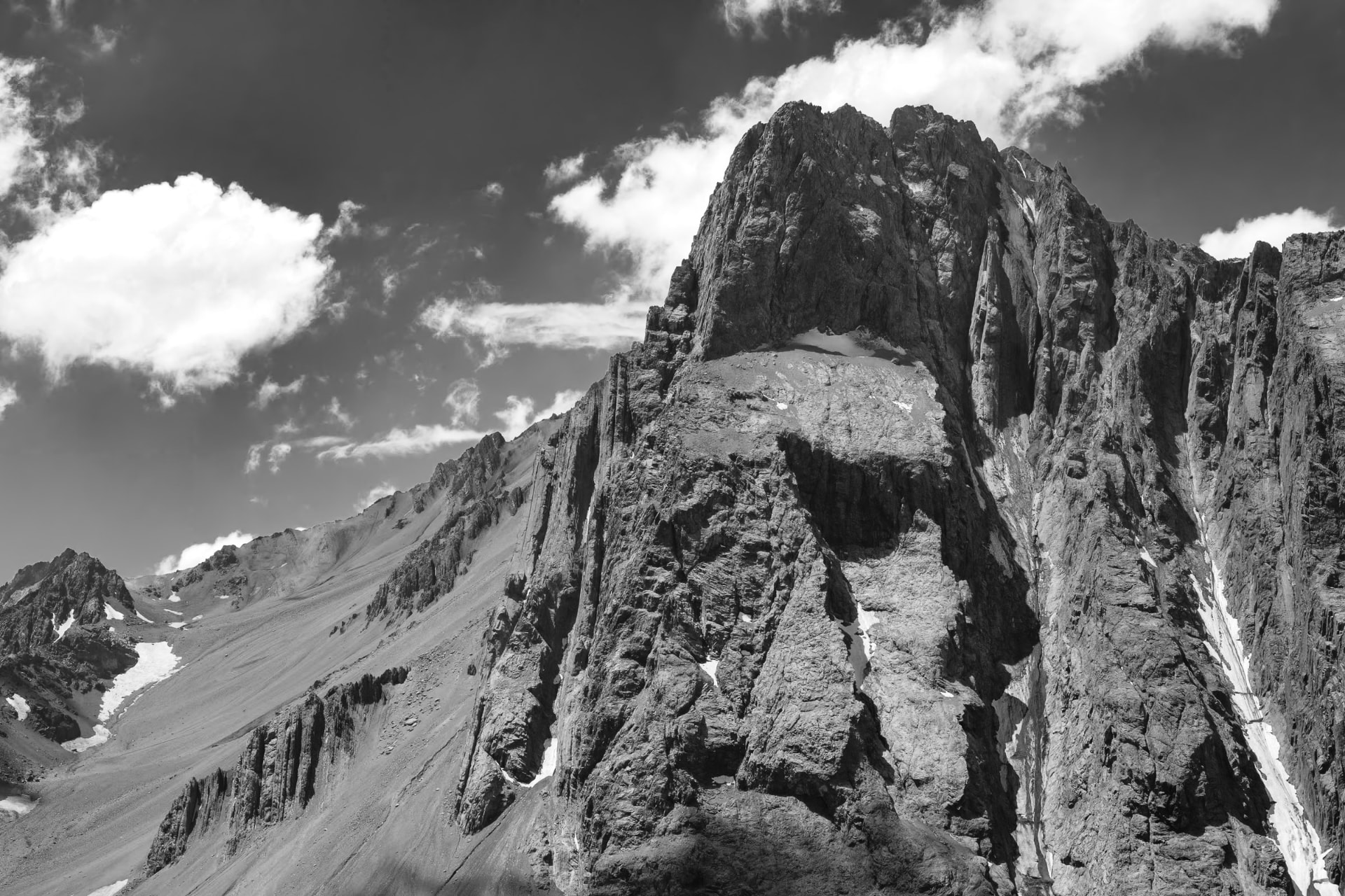 Perfil del Cerro Arenas con su cara poniente inclinada y el corte vertical de su cara sur