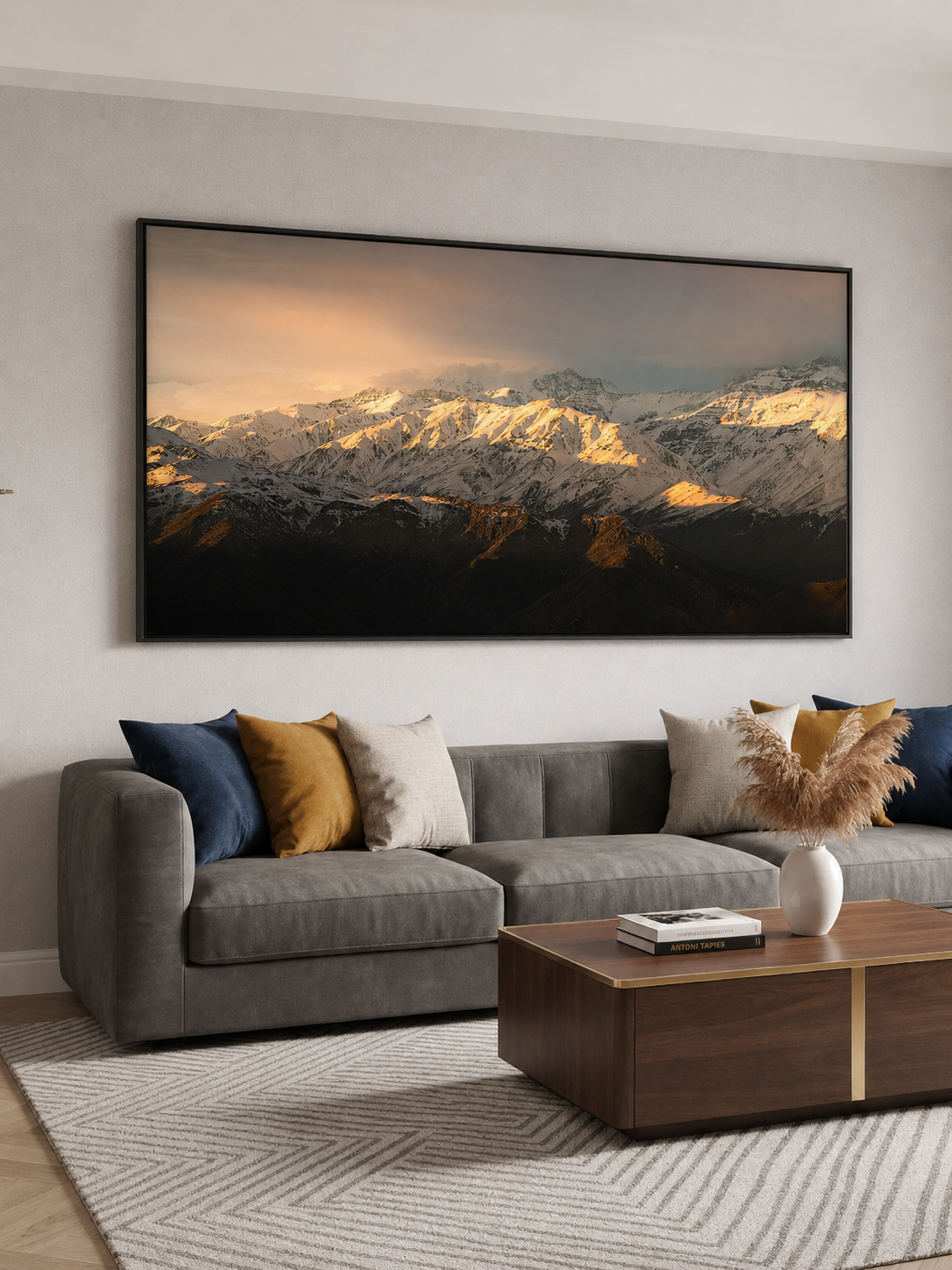 Cielo Dorado I en formato panorámico sobre un sofá gris oscuro en un salón de luz cálida