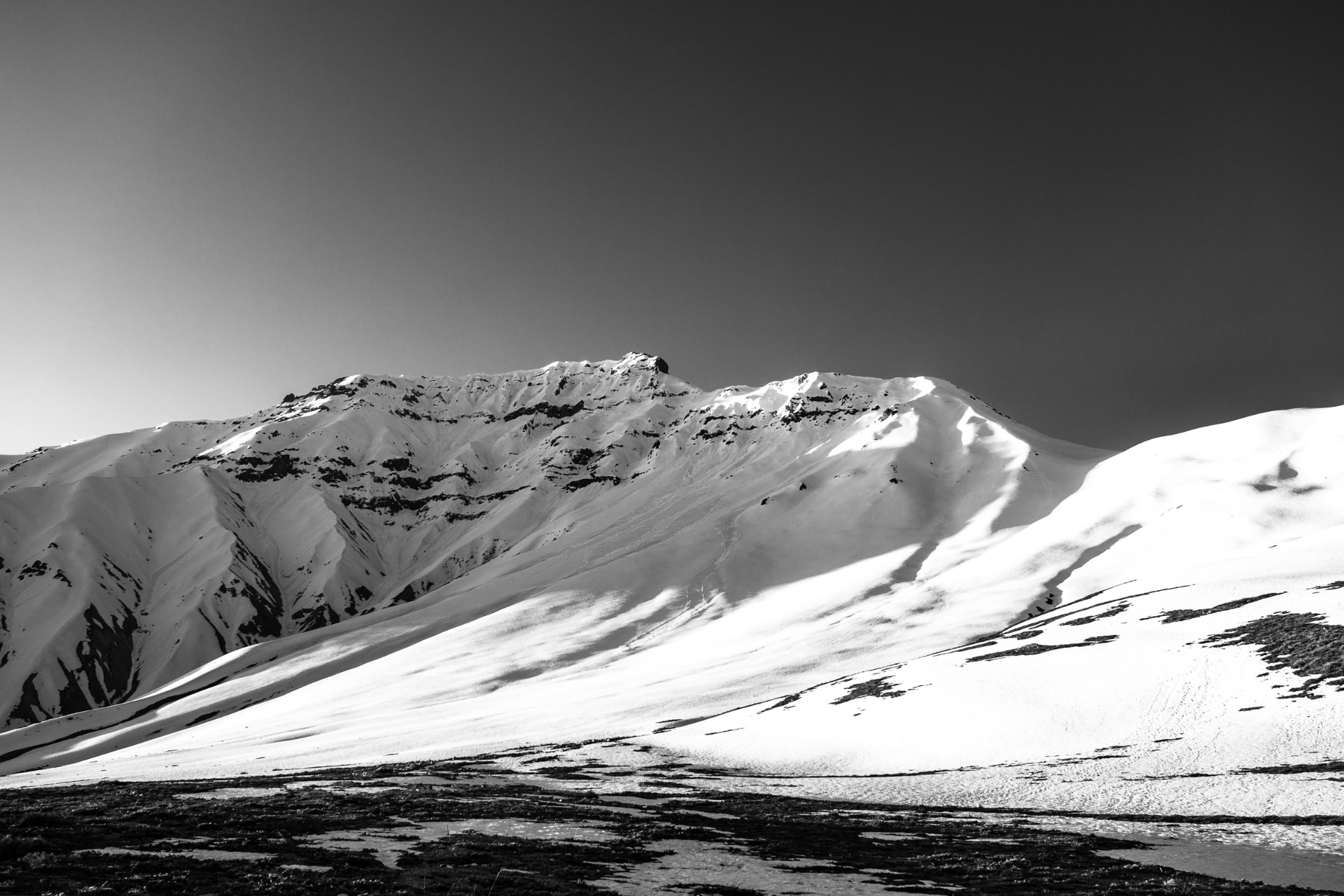 Cerro San Gabriel nevado en blanco y negro, con una luz intensa que contrasta en monocromo