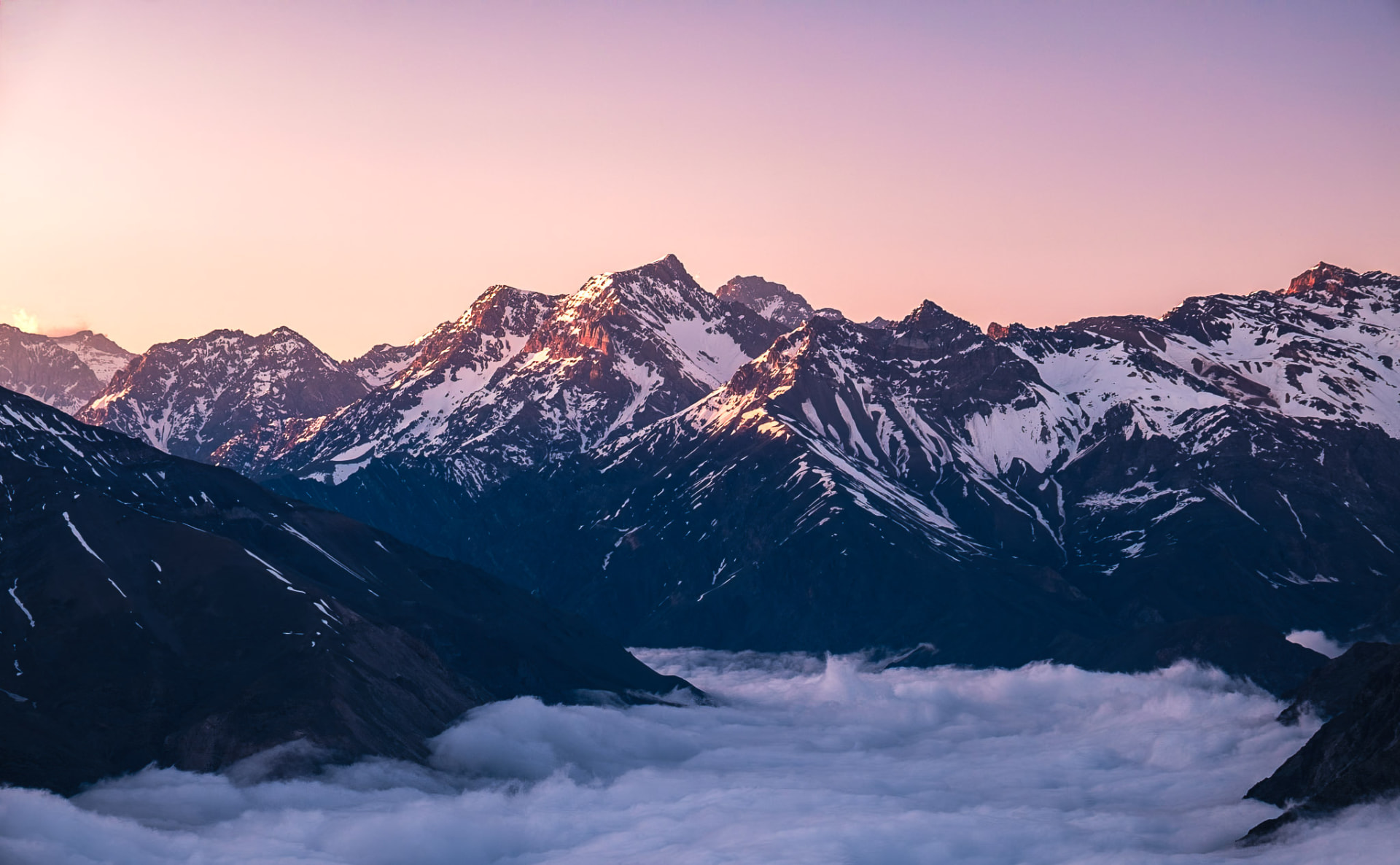 Amanecer sobre el valle del Cajón del Maipo cubierto por un mar de nubes