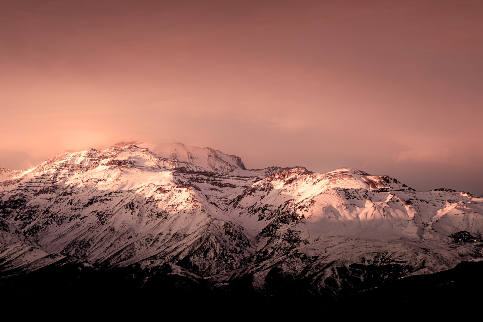 Atardecer en el Cerro El Plomo con distintas intensidades de luz sobre la nieve