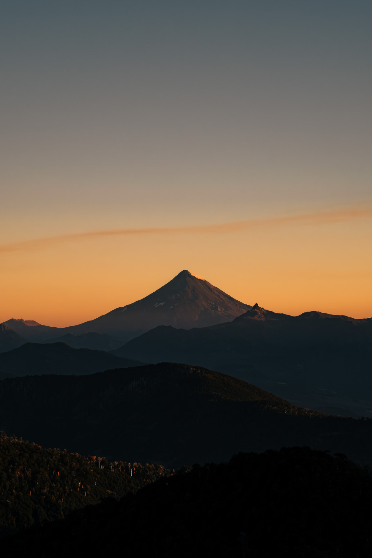 Volcán Lanín al atardecer con el cielo en tonos anaranjados