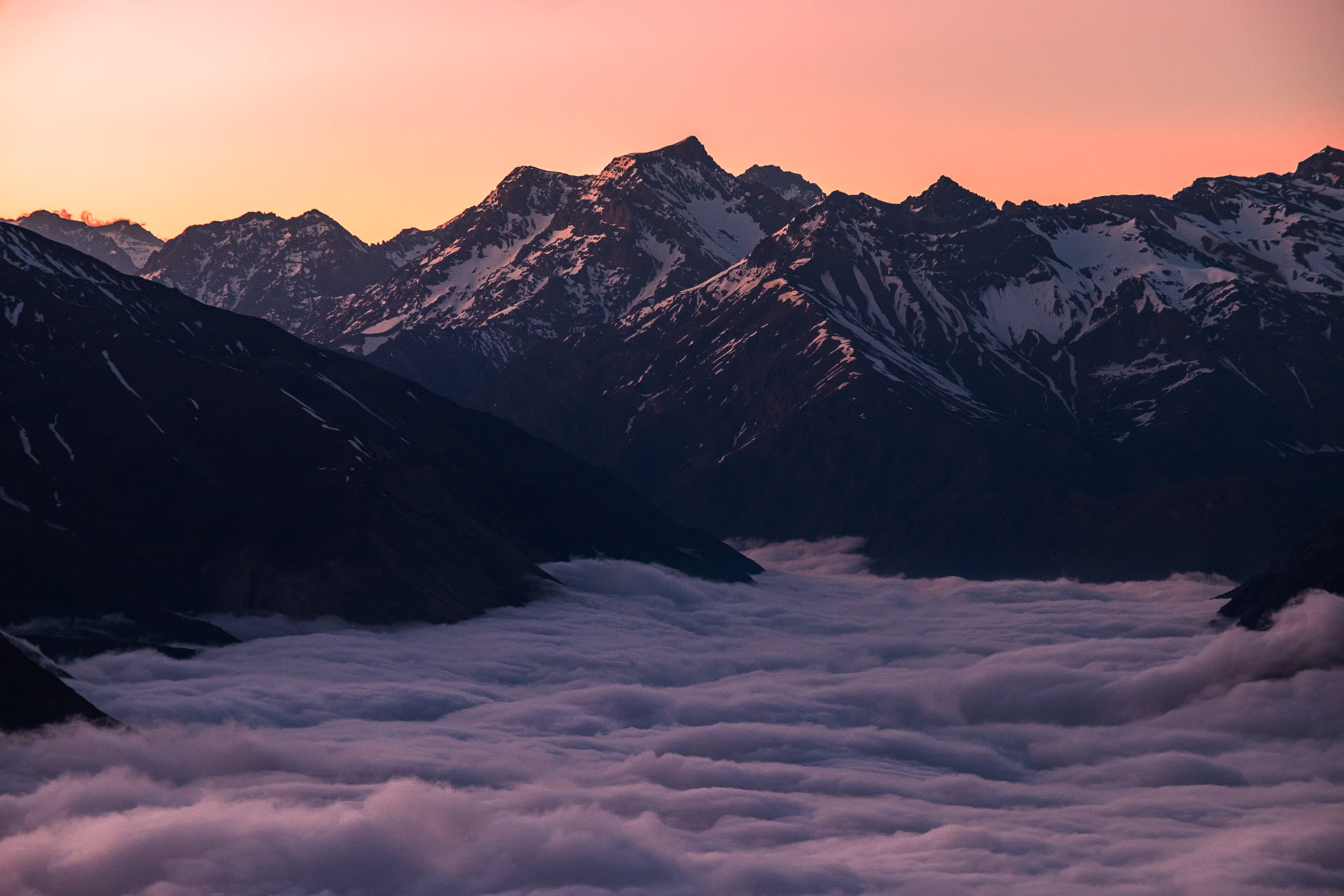 Mar de nubes que cubre el valle del Cajón del Maipo bajo la luz del amanecer