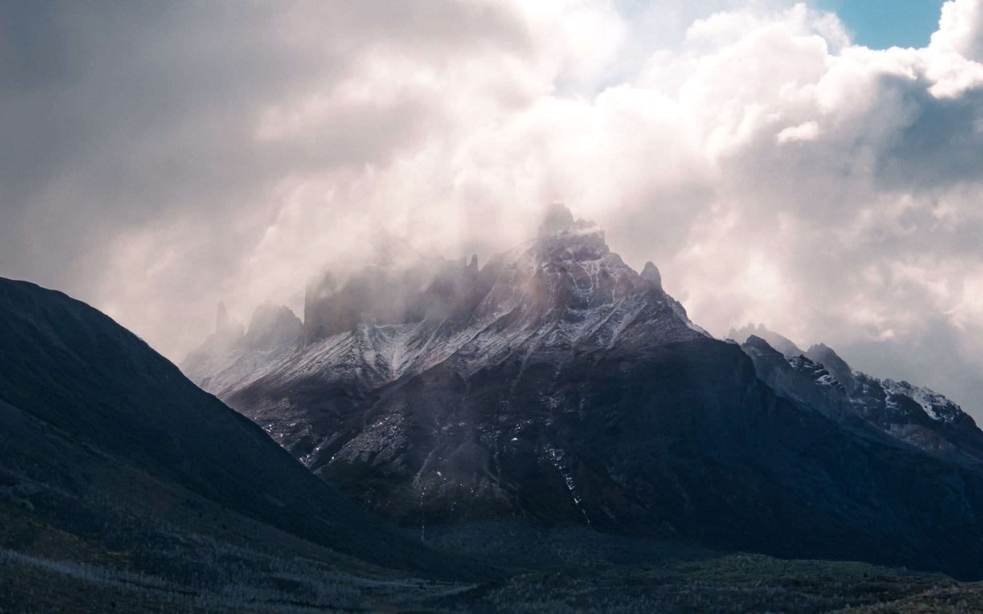 Cerro Cuerno Grande emergiendo de una nube e iluminado por el sol, entrada al Valle Británico