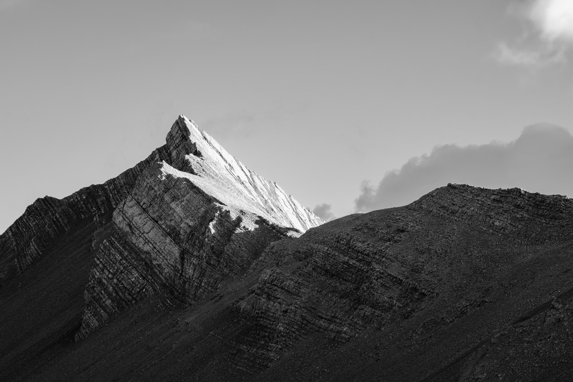 Cara poniente del Cerro Rotario iluminada por el sol, con su pared de ascenso