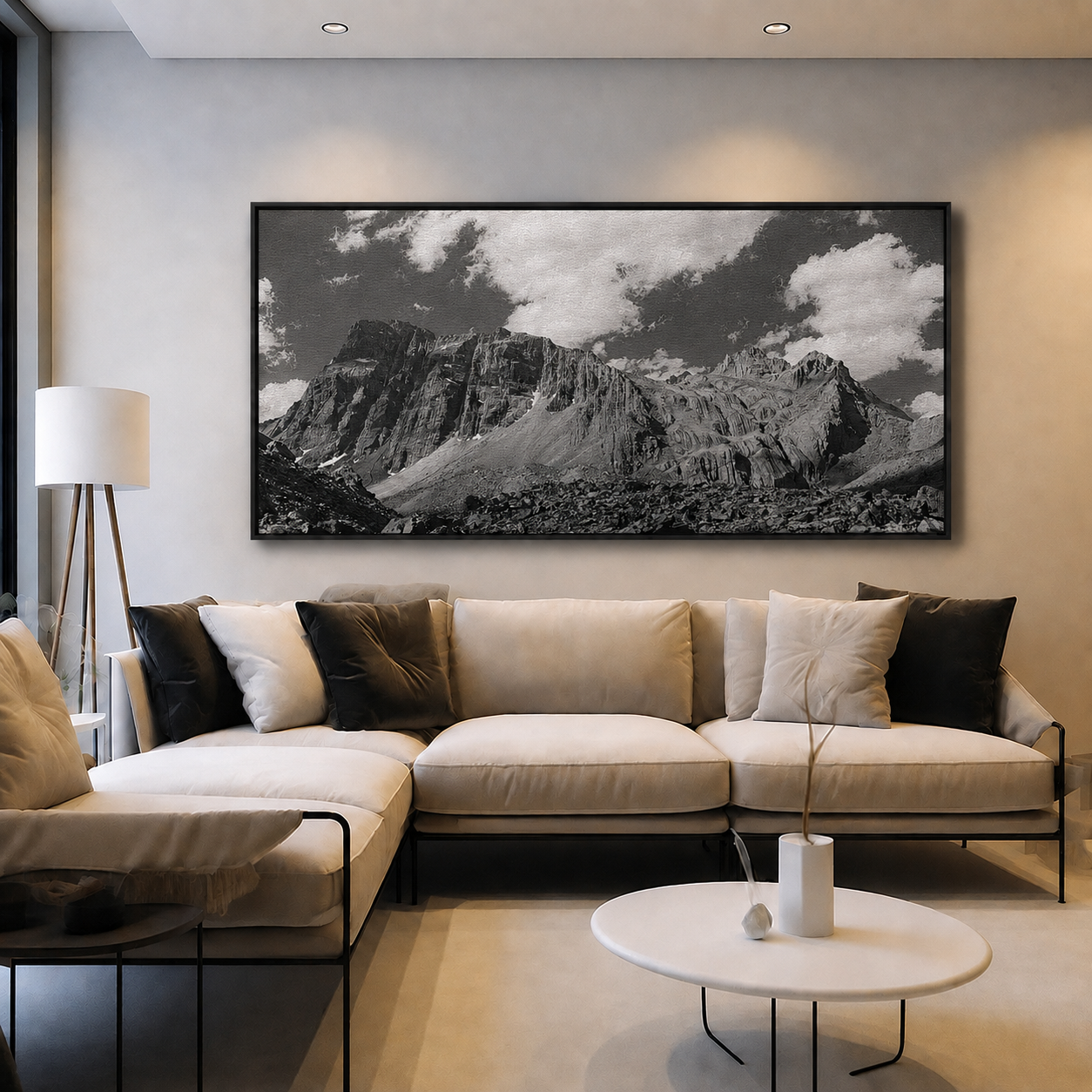 Macizo en blanco y negro sobre un sofá blanco en un salón minimalista