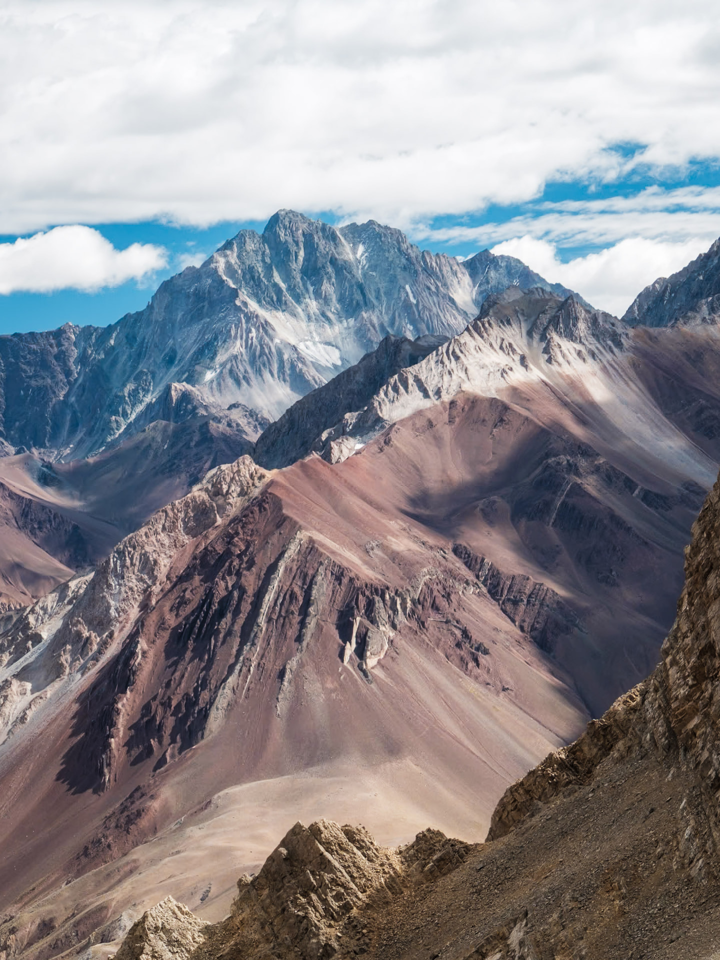 Cerros Gastón y Cuerno Blanco en primer plano con el Cerro Aparejo al fondo, en un escenario estival
