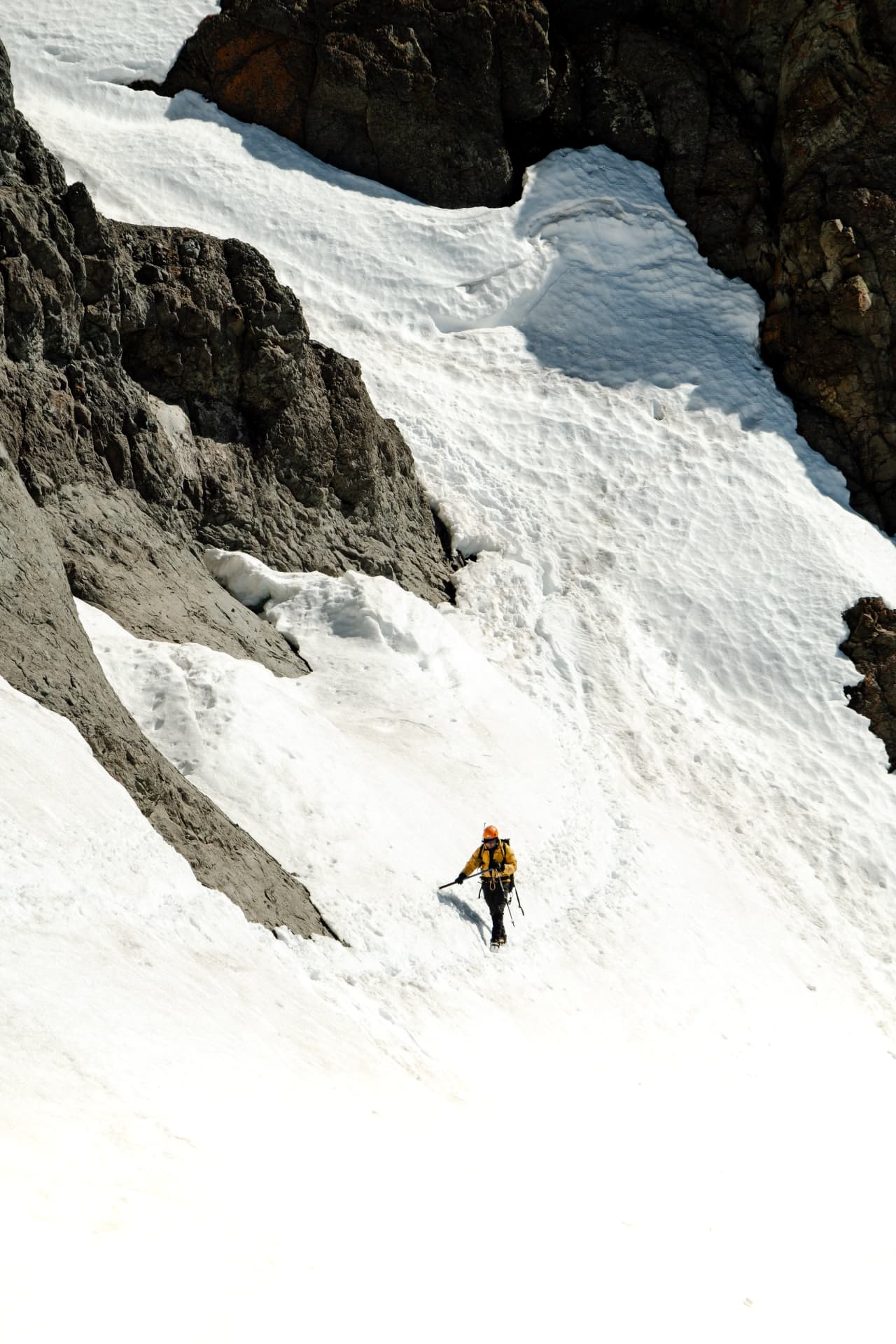 Tres personas descendiendo desde la canaleta final del cerro para entrar al traverse nevado de gran pendiente en Cerro San Gabriel