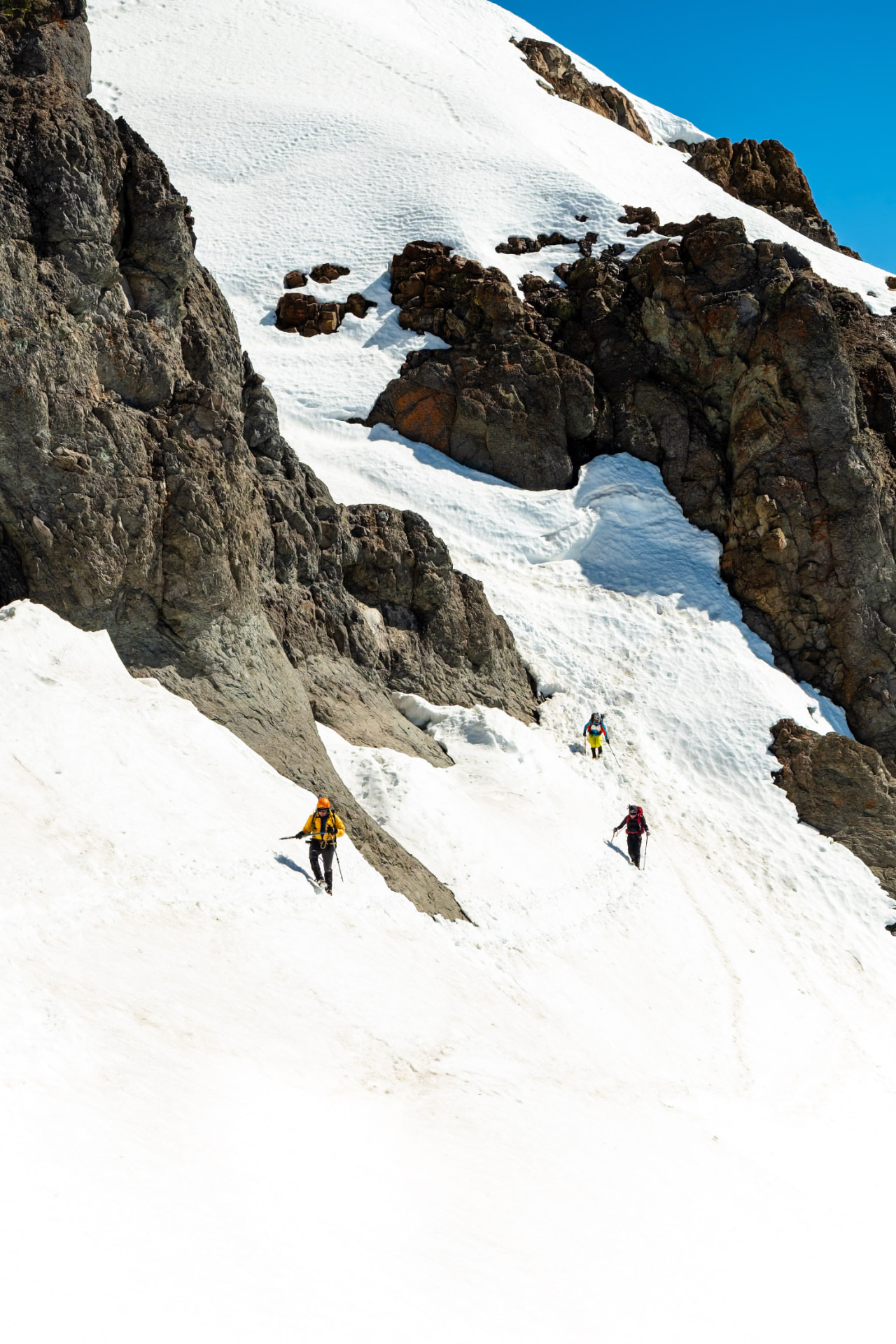 Una persona salió de la canaleta final del cerro y ya está caminando en el traverse, retornando de la cumbre en Cerro San Gabriel
