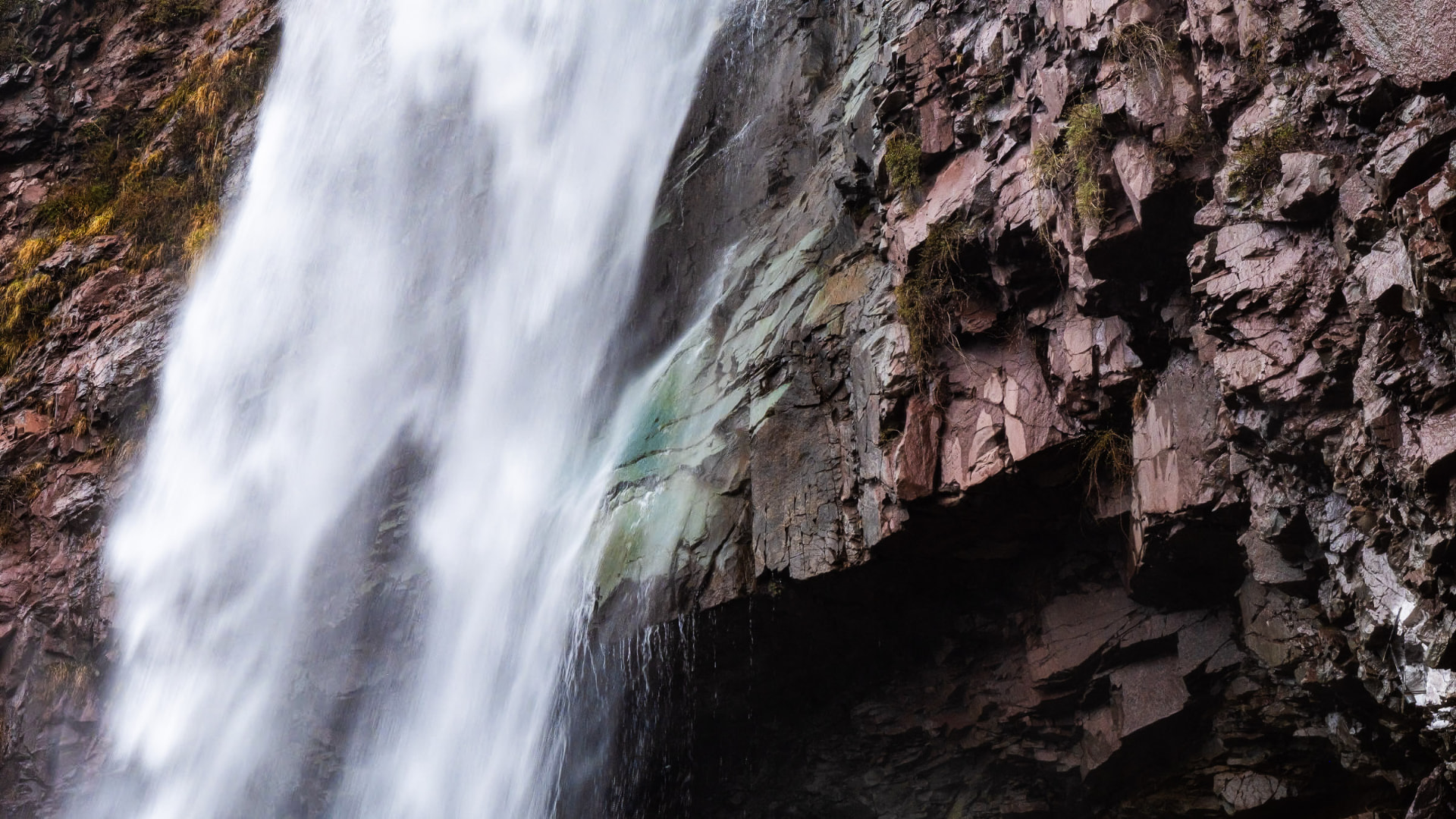 Detalle de la Cascada Queltehue entre sus piedras rojizas características
