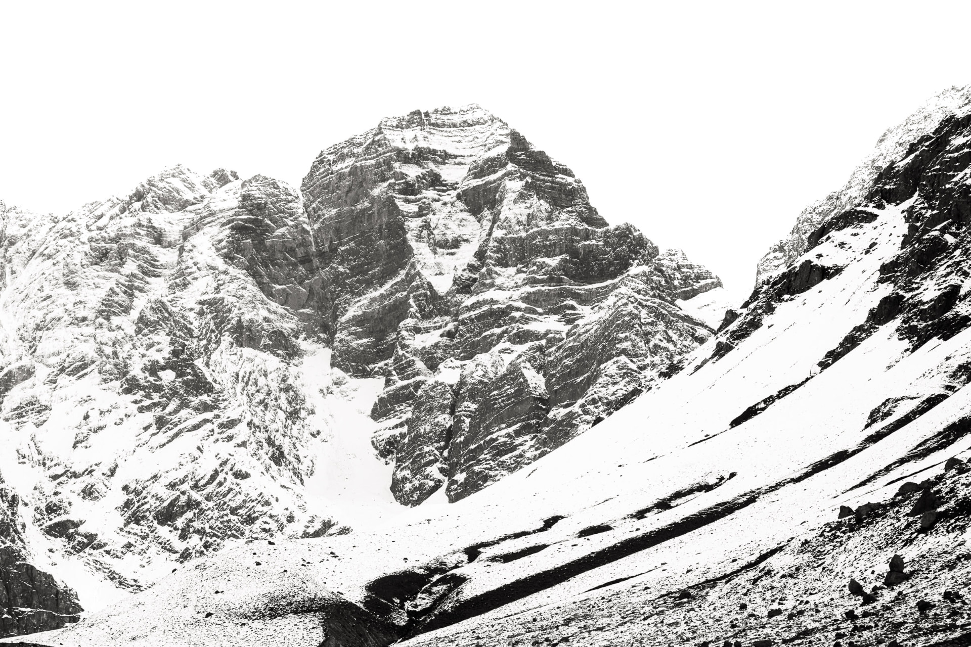 Cerro Los Leones visto desde su cara oriente en un día invernal